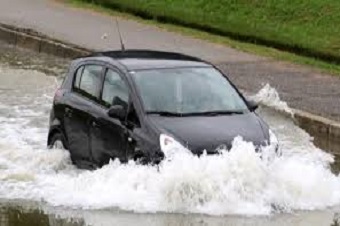 carro na chuva Carros e enchentes: como proceder?